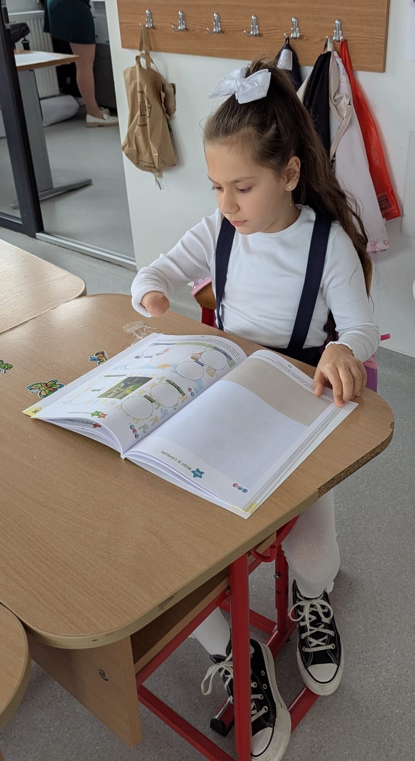 Evelin, fetița talentată la desen.