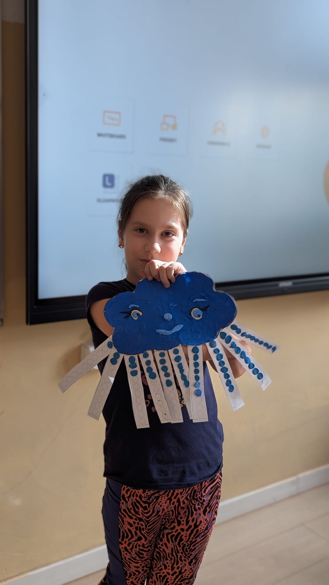 Evelin, fetița talentată la desen.
